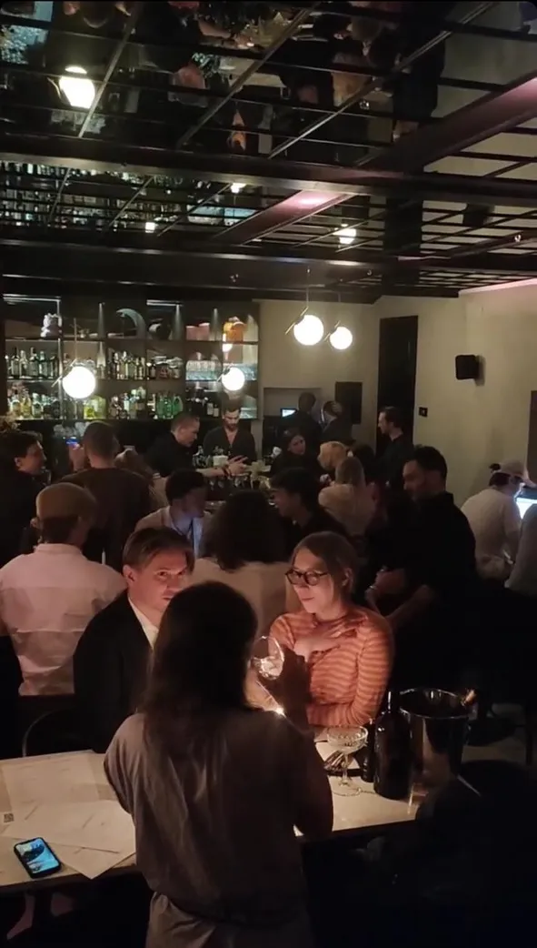 Gemütliche Bar-Atmosphäre bei Hertz & Seele in Wien – stilvolle Drinks, private Events und gesellige Stimmung am Spittelberg.