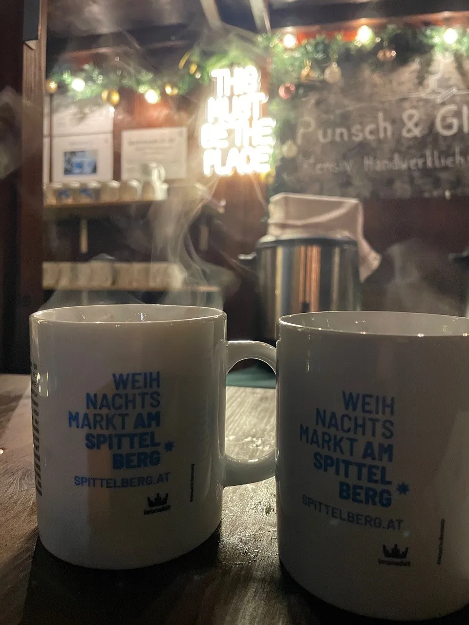 Dampfende Glühwein-Tassen am Weihnachtsmarkt Spittelberg – festliche Stimmung in der Nähe von Hertz & Seele, Wien.
