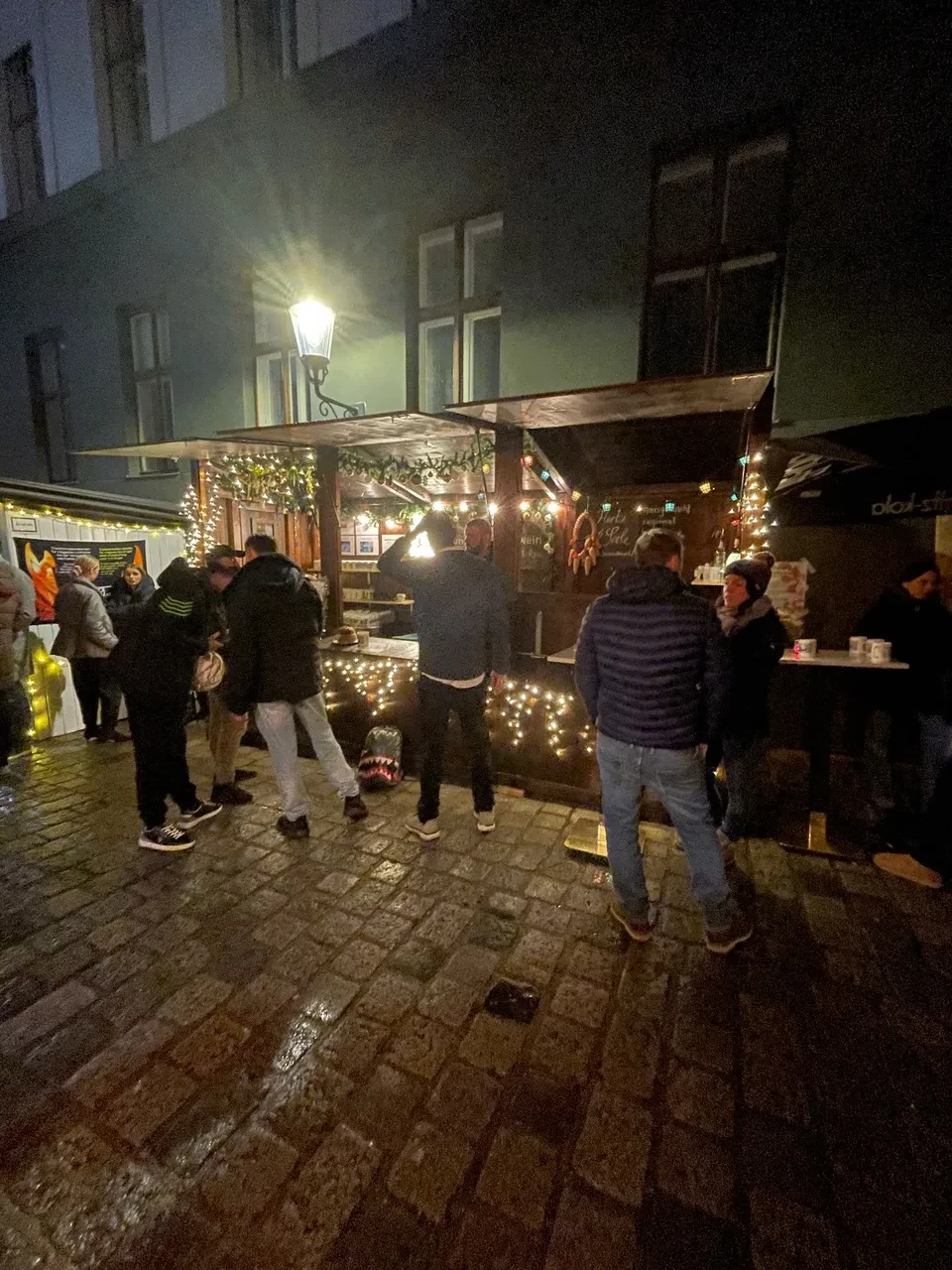 Belebter Weihnachtsmarkt am Spittelberg bei Nacht – Besucher, Lichter und winterliche Atmosphäre unweit von Hertz & Seele.